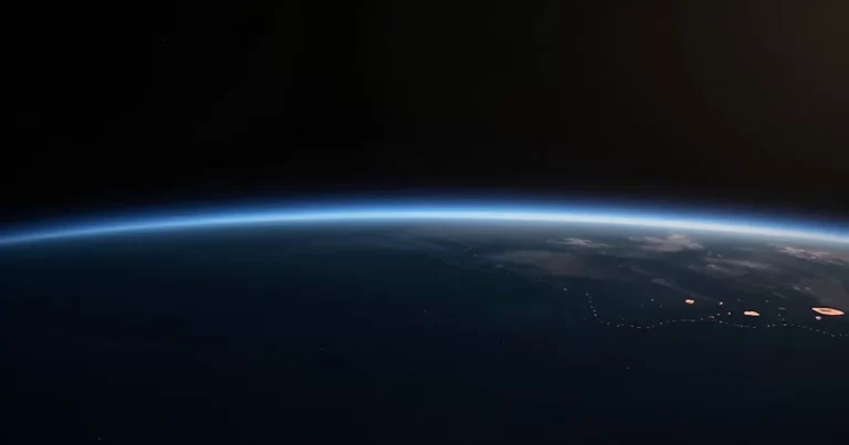 Uzaydan görülen dünya ve atmosfer katmanı